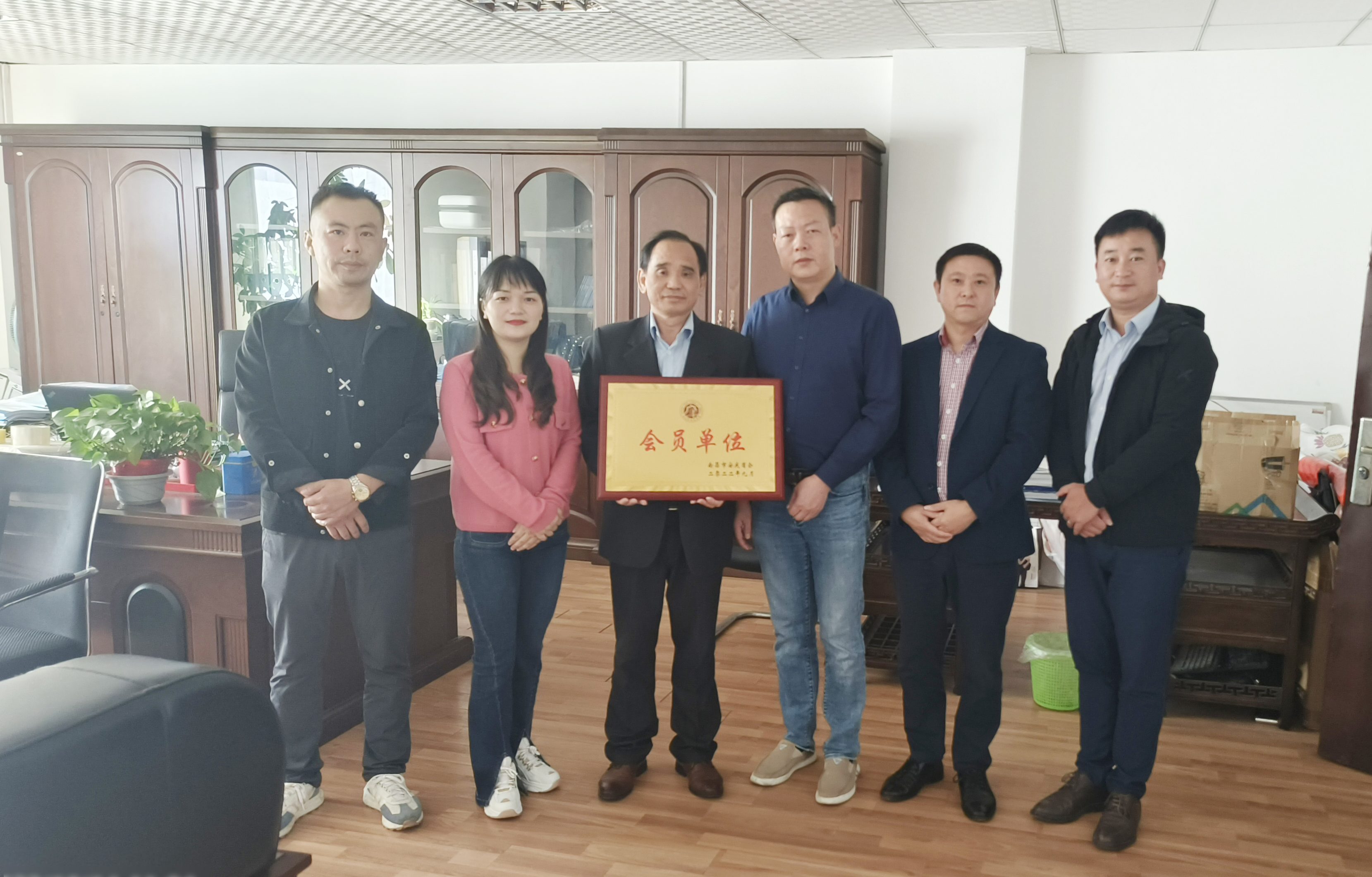 南昌市安慶商會(huì)領(lǐng)導(dǎo)一行到訪蒼穹數(shù)碼江西分公司開(kāi)展座談交流